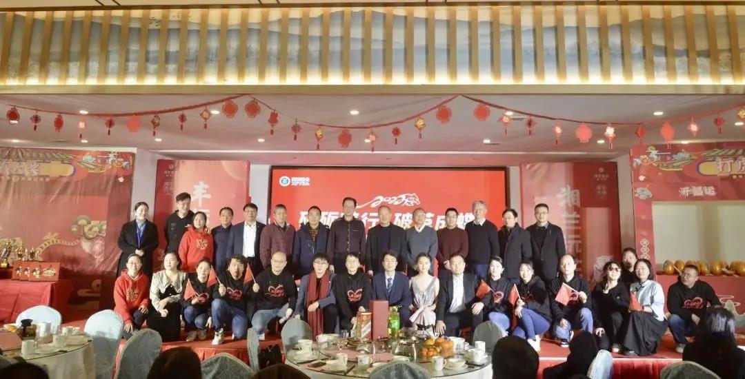世界杯购买平台网站集团主要领导和嘉宾与部分演职人员合影.jpg